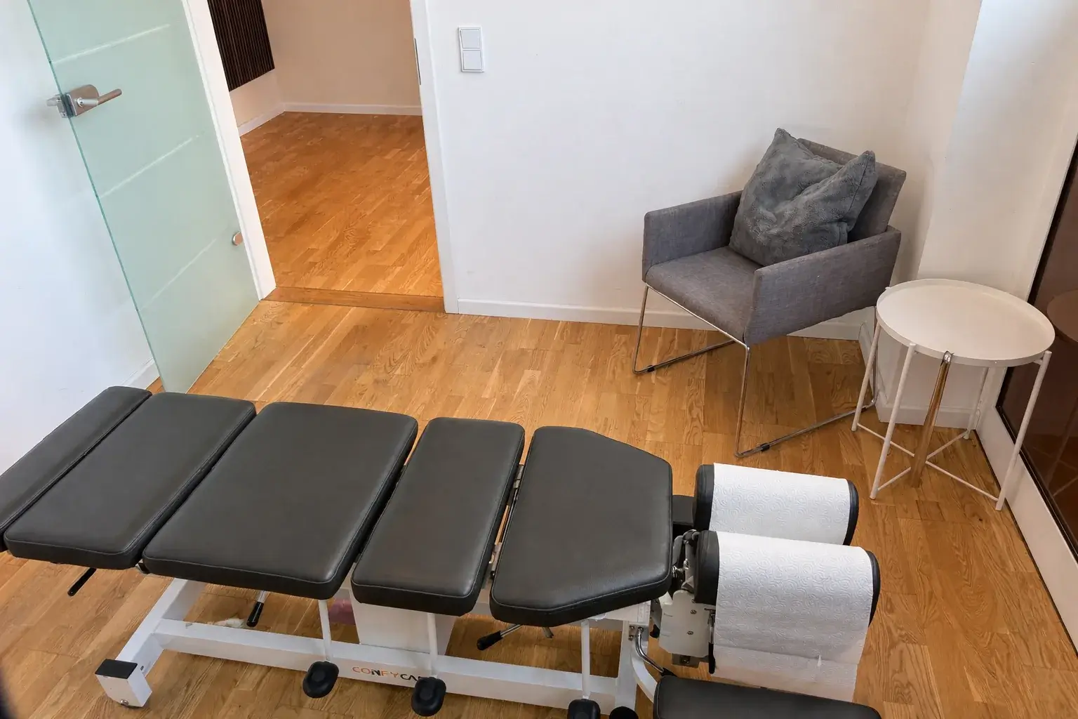 Professioneller Behandlungsraum mit moderner Ausstattung